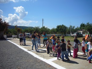 Χορεύουν βάλς το τραγούδι "Μενεξέδες και Ζουμπούλια"