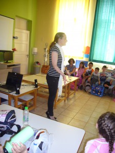 λίγο πριν η κ. Λουκάκου Αφροδίτη μιλήσει στα παιδιά για την παιδική ιστορία που ακολουθεί και παρακολουθούν τα παιδιά στην οθόνη .... 