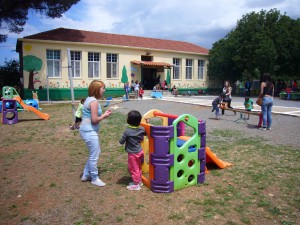 παίζουν στην αυλή του νηπιαγωγείου μικροί και μεγάλοι....