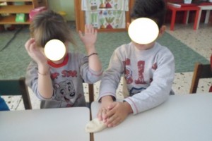 ΤΑ ΠΑΙΔΙΑ ΕΠΑΙΞΑΝ ΜΕ ΤΟ ΖΥΜΑΡΙ