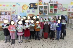 ΣΤΟ ΤΕΛΟΣ ΤΗΣ ΓΙΟΡΤΗΣ ΤΑ ΠΑΙΔΙΑ ΠΗΡΑΝ ΓΙΑ ΑΝΑΜΝΗΣΤΙΚΟ ΑΠΟ ΤΗΝ ΓΙΟΡΤΟΥΛΑ ΜΑΣ ΤΟ ΤΣΟΛΙΑΔΑΚΙ ΠΟΥ ΦΤΙΑΞΑΜΕ ΣΤΟ ΣΧΟΛΕΙΟ.