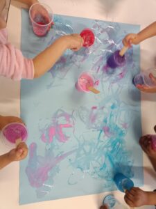 ζωγραφική με χρωματιστά παγάκια