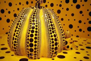 yayoi kusama 1998 pumpkin sculpture