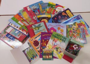 ΦΩΤΟΓΡΑΦΙΑ ΜΕ ΒΙΒΛΙΑ ΔΩΡΕΑΣ ΣΥΜΒΟΥΛΟΥ