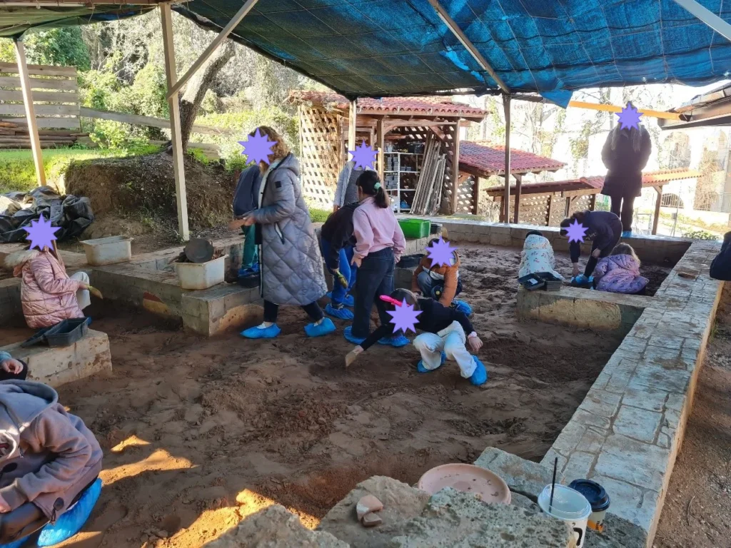 Οι μικροί αρχαιολόγοι ανακαλύπτουν στο archaelab