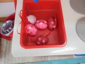 Κρύψαμε αυγά στο νεροχύτη του κουκλόσπιτου και τα βρήκαμε με το παιχνίδι:>