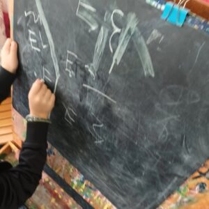 ΓΡΑΦΟΥΜΕ ΤΟ ΓΡΑΜΜΑ Ε ΣΤΟΝ ΠΙΝΑΚΑ