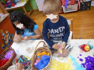 Βάψαμε αυγά με γκοφρέ χαρτί , κηρομπογιες και κλωστές.