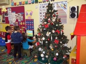 Όπως κάθε χρόνο, έτσι και φέτος στολίσαμε το Χριστουγεννιάτικο δέντρο της τάξης μας.