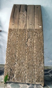 Η αλωνίστρα , ένα ξύλινο εργαλείο στο οποίο ενσφήνωναν μικρές πέτρες για να ξεχωρίζουν από το στάχυ τον καρπό του (σιτάρι).