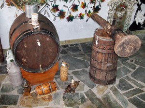 Το ξύλινο βαρέλι για το κρασί και δίπλα το ξύλινο σκεύος, στο οποίο παρασκεύαζαν το βούτυρο.
