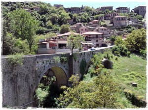 Η ιστορική Δημητσάνα, η οποία συνέβαλε σημαντικά με τους υδροκίνητους μπαρουτόμυλούς της στον ανεφοδιασμό της Ελληνικής Επανάστασης .