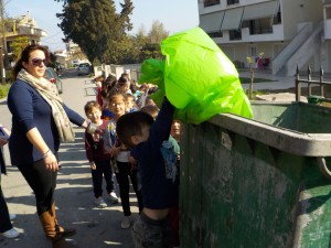 ΚΑΘΑΡΙΣΜΟΣ ΤΗΣ ΑΥΛΗΣ ΤΟΥ ΣΧΟΛΕΙΟΥ ΚΑΙ ΤΗΣ ΓΕΙΤΟΝΙΑΣ  (2)