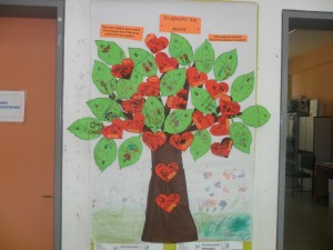 Το δέντρο της φιλίας:όλοι μαζί μια αγκαλιά ολα της τάξης τα παιδιά