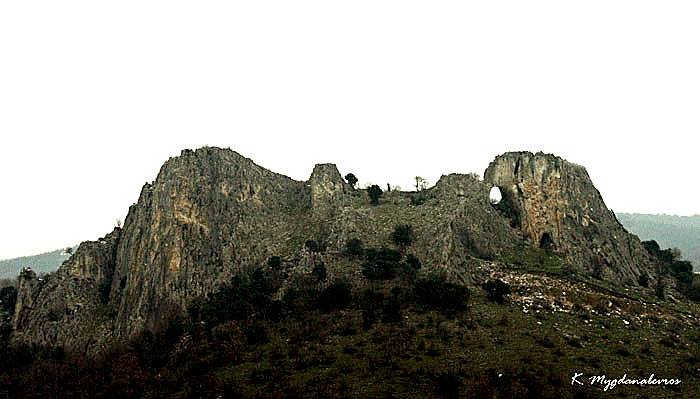 Συμβαίνει σήμερα, ώρα 11, στον Τρύπιο Βράχο (40°50'44.41"Β/ 22° 6'47.21"Α) του χωριού Νέα Ζωή Πέλλας. Φημολογείται πως η Ολυμπιάδα τον διαπέρασε τρεις φορές και μετά μπόρεσε να γεννήσει τον Μέγα Αλέξανδρο. Ως πρόσφατα, όσες επιθυμούσαν να τεκνοποιήσουν, έκαναν το ίδιο αφήνοντας επιτόπιο αντίτιμο έναν πετεινό ή αμνό. Κάτω από αυτά κρύβεται η πανάρχαια λατρεία των λίθων -επιβιώνει ως σήμερα στο Ισλάμ. Εμείς πάμε για να κυοφορήσουμε επαναστατικές ιδέες, ενάντιοι στην επιπολάζουσα αθλιότητα, γαζώνοντας παράλληλα το βράχο με νέες διαδρομές.