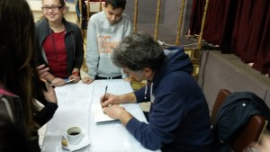 Ο κ. Μανδηλαράς υπογράφει τα βιβλία των μαθητών